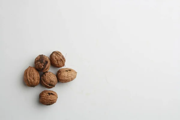 Een Hoge Hoek Shot Van Walnoten Geïsoleerd Een Witte Achtergrond — Stockfoto