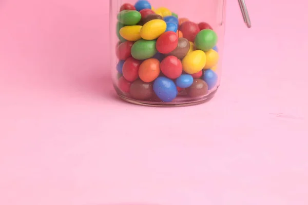 Primer Plano Los Dulces Deliciosos Coloridos Recipiente Vidrio — Foto de Stock