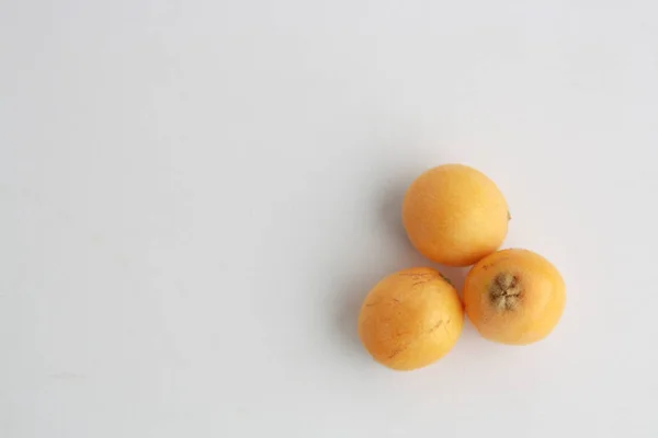 Tre Frutti Gialli Nespola Isolati Fondo Bianco — Foto Stock
