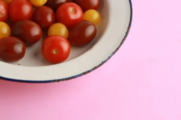 분홍빛 표면에 그릇에 토마토의 — 스톡 사진