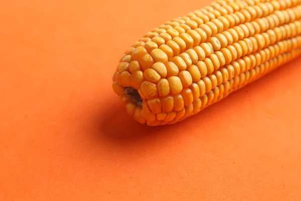 Zbliżenie Ujęcia Kukurydzy Odizolowanej Pomarańczowym Tle — Zdjęcie stockowe