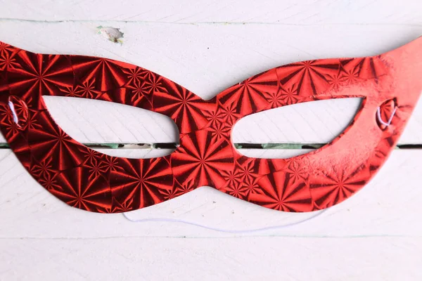 Primer Plano Una Máscara Fiesta Roja Aislada Una Superficie Madera —  Fotos de Stock