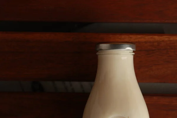 Крупним Планом Пляшку Молока Дерев Яному Столі — стокове фото