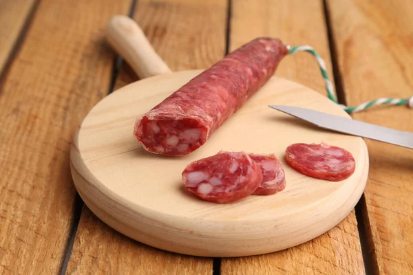 Primo Piano Salsiccia Manzo Tagliere Legno Tavolo — Foto Stock