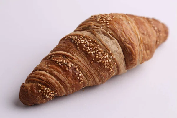 Eine Nahaufnahme Eines Köstlichen Croissants Unter Dem Licht Isoliert Auf — Stockfoto