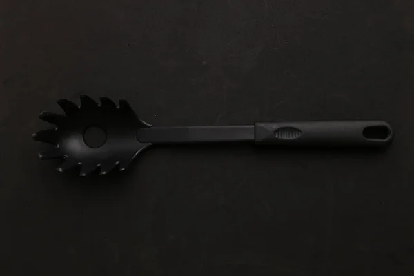 Black Spaghetti Spoon Black Surface — Stock Photo, Image