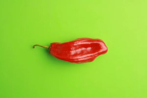 Ein Frischer Roher Roter Pfeffer Auf Grüner Oberfläche — Stockfoto