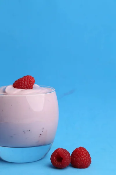 Gros Plan Verre Yaourt Sucré Avec Une Framboise Fraîche Sur — Photo