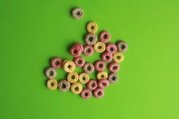 Cereales Coloridos Sobre Fondo Verde —  Fotos de Stock