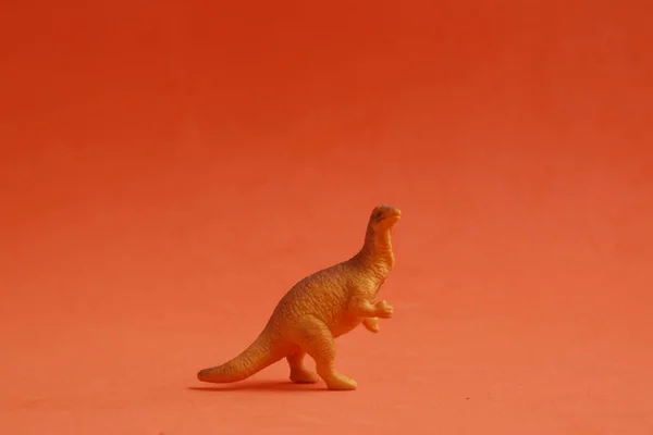 Pequeno Brinquedo Dinossauro Plástico Fundo Colorido — Fotografia de Stock