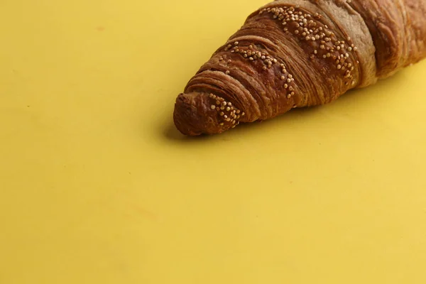 Ein Leckeres Croissant Auf Gelbem Hintergrund — Stockfoto