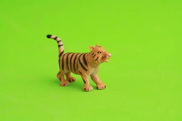 Liten Tiger Leksak Grön Bakgrund — Stockfoto