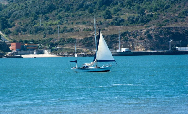 在蓝水的海湾地区 在绿油油的悬崖上 一张漂亮的帆船照片 — 图库照片