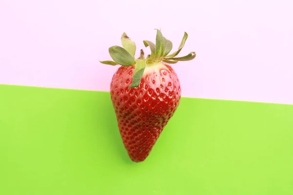 白と緑の表面に隔離されたイチゴのクローズアップショット — ストック写真