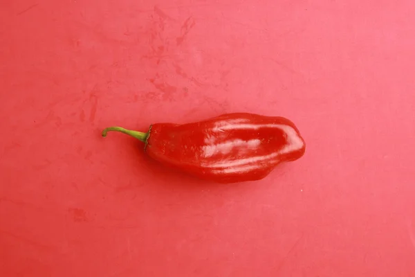 Gros Plan Poivron Rouge Frais Sur Une Surface Rouge — Photo