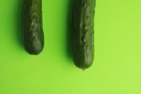 Una Vista Superior Pepinos Aislados Sobre Fondo Verde — Foto de Stock