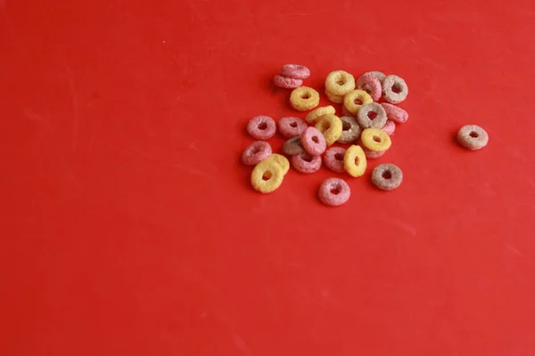 Primer Plano Colorido Cereal Sobre Fondo Rojo —  Fotos de Stock