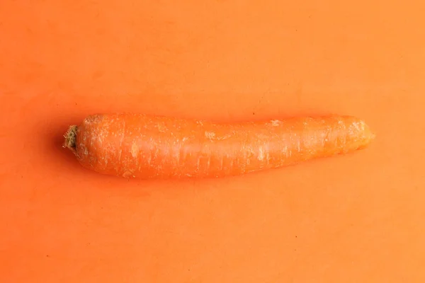 Primer Plano Una Zanahoria Sobre Fondo Naranja —  Fotos de Stock