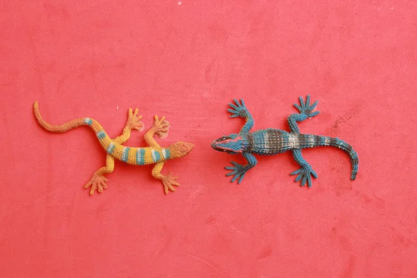 Gros Plan Petits Geckos Jouet Isolés Sur Fond Rouge — Photo