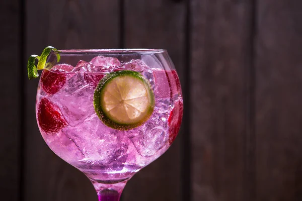 Eine Nahaufnahme Von Gin Tonic Rose Mit Himbeeren Und Limette — Stockfoto