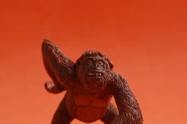 Pequeno Brinquedo Borracha Macaco Isolado Fundo Vermelho — Fotografia de Stock