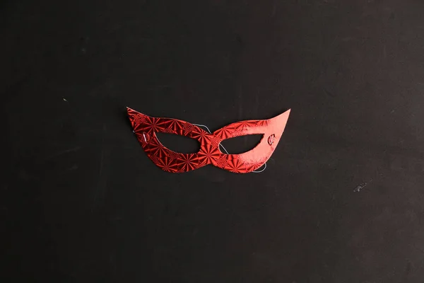 Plan Rapproché Masque Carnaval Rouge Isolé Sur Fond Noir — Photo