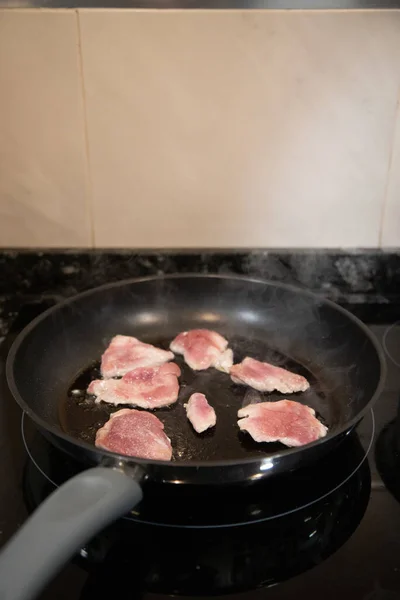Zbliżenie Ujęcie Pysznych Kawałków Mięsa Smażonych Patelni — Zdjęcie stockowe