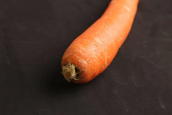 Eine Nahaufnahme Einer Frischen Möhre Isoliert Auf Schwarzem Hintergrund — Stockfoto