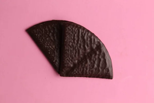 Ein Köstlicher Schokoladenkeks Isoliert Auf Rosa Hintergrund — Stockfoto