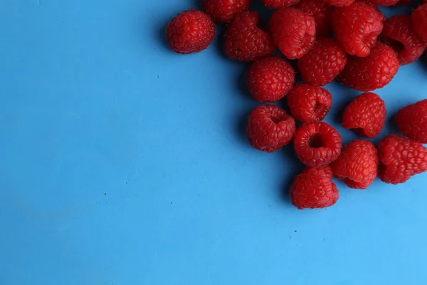 Closeup Shot Fresh Raspberries Blue Background — Stock Photo, Image
