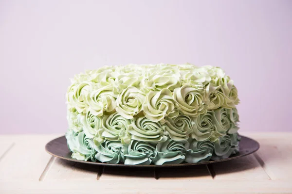 白い木の表面に美しく装飾されたケーキの選択的なフォーカスショット — ストック写真