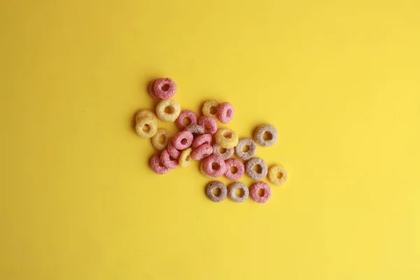 Alto Ángulo Tiro Algunos Bucles Fruta Colores Aislados Una Superficie —  Fotos de Stock