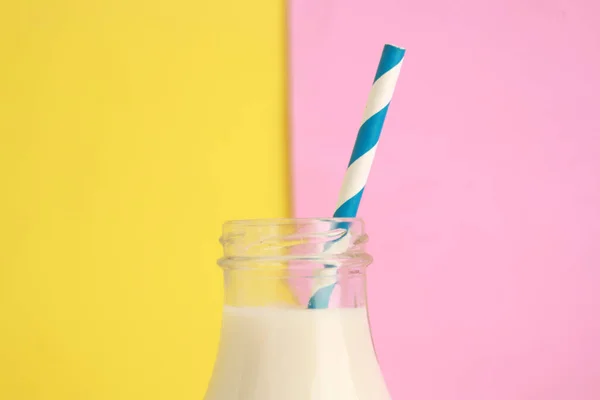 Primer Plano Botella Vidrio Leche Con Paja Papel Sobre Fondo — Foto de Stock