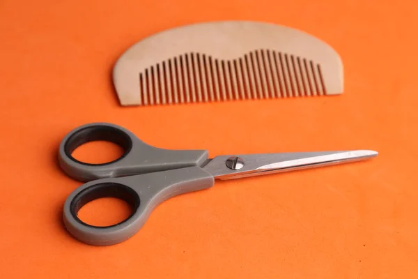 Overhead Closeup Shot Wooden Comb Scissors Orange Background — Stock Photo, Image