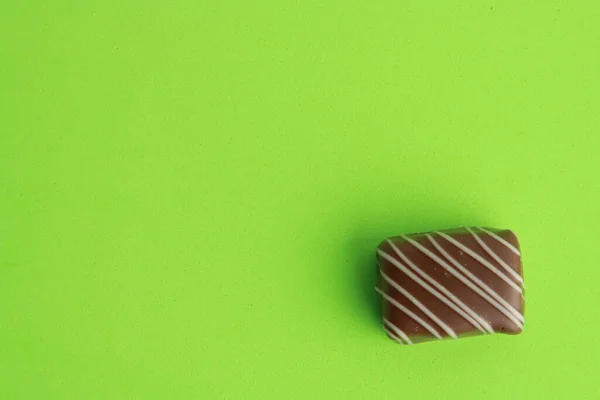 Egy Közeli Felvétel Egy Válogatott Bonbon Kakaócsokoládéról Zöld Háttérrel — Stock Fotó