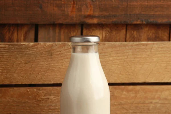 Крупный План Бутылки Молока Деревянном Фоне — стоковое фото