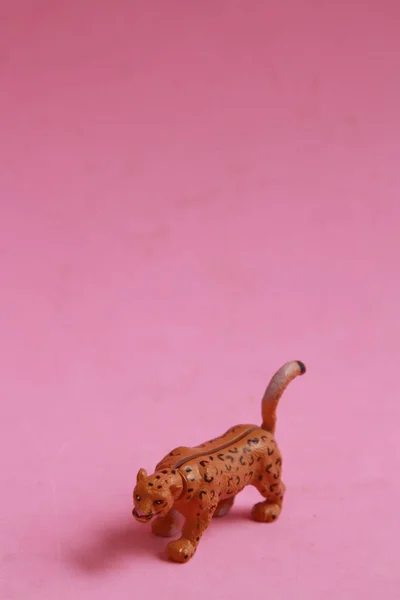 Függőleges Felvétel Egy Műanyag Leopárdjátékról Rózsaszín Alapon — Stock Fotó