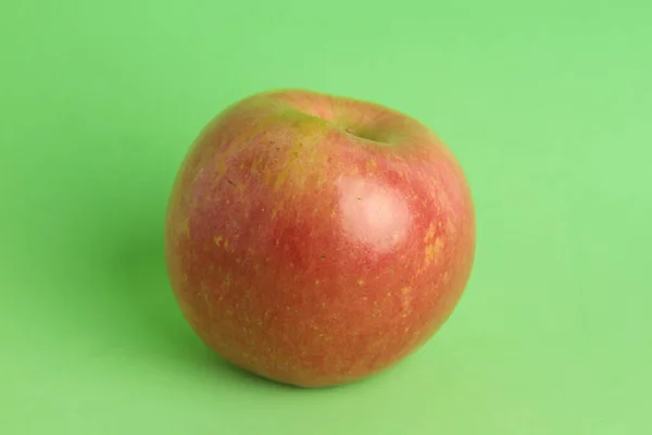 Une Pomme Rouge Avec Fond Vert — Photo