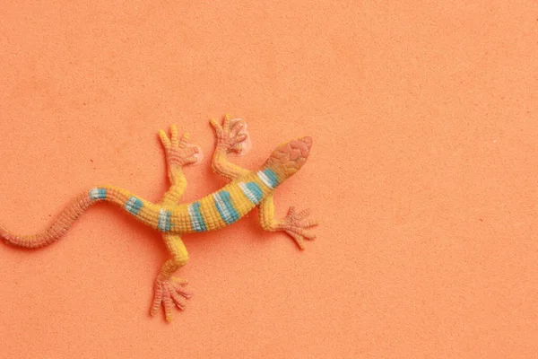 Zbliżenie Strzał Jaszczurki Kształcie Gumowej Zabawki Kolorze Tła — Zdjęcie stockowe