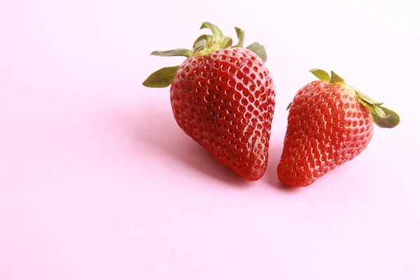 Eine Nahaufnahme Von Zwei Erdbeeren Unter Dem Licht Isoliert Auf — Stockfoto
