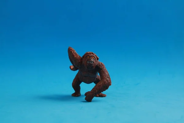 蓝色底座的小猿类塑料玩具 — 图库照片