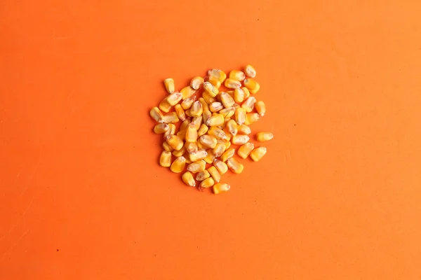 Een Oppere Bezichtiging Van Gele Mais Een Oranje Achtergrond — Stockfoto