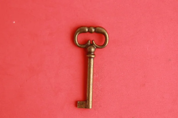 Вид Сверху Старый Ржавый Ключ Изолированный Красном Фоне — стоковое фото