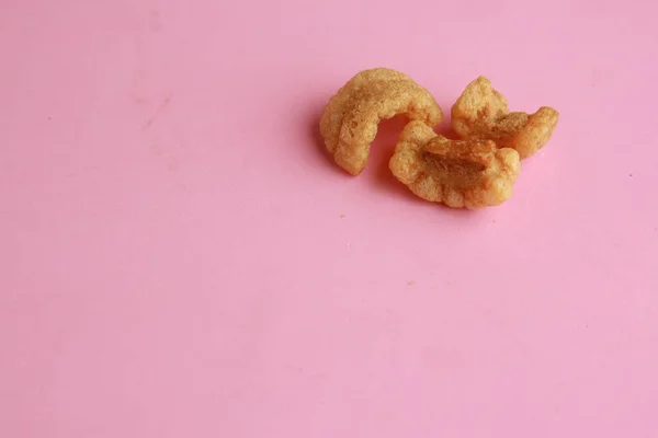 분홍색 표면에 감자칩 조각의 — 스톡 사진