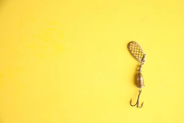 Uma Vista Superior Uma Isca Pesca Metálica Isolada Fundo Amarelo — Fotografia de Stock