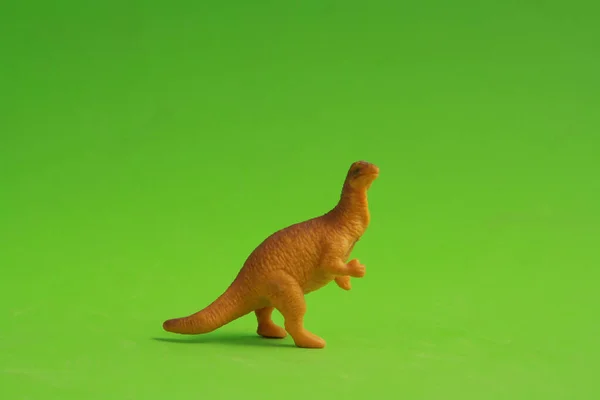 Egy Közeli Felvétel Egy Dinoszaurusz Figuráról Amit Zöld Alapon Izoláltak — Stock Fotó