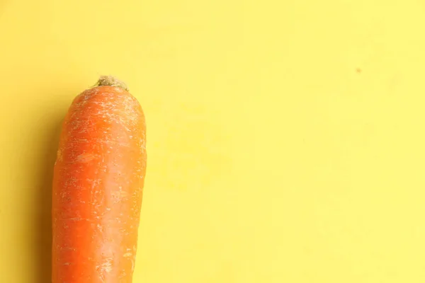 Nahaufnahme Einer Ganzen Möhre Isoliert Auf Gelbem Hintergrund — Stockfoto