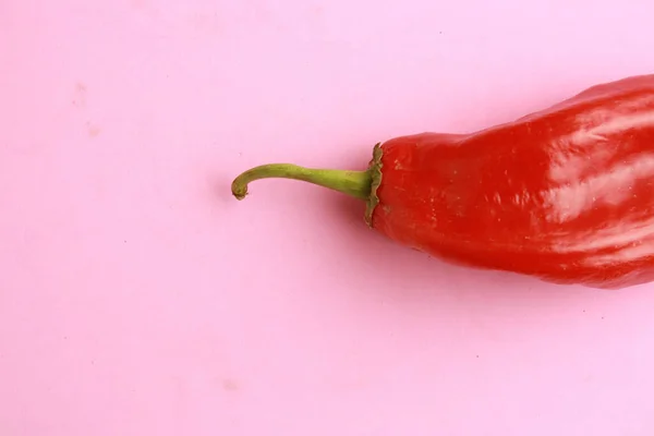 Närbild Skott Röd Paprika Isolerad Rosa Bakgrund — Stockfoto