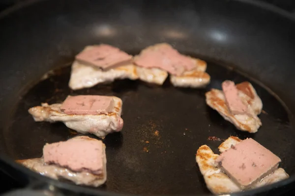 豚ヒレ肉の美味しいフライパンにフォアグラを添えて — ストック写真