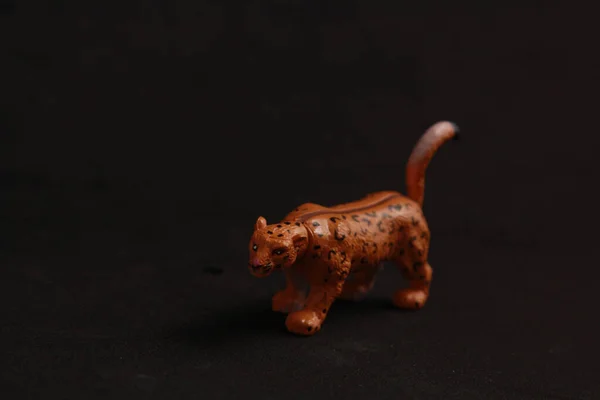 Маленька Пластикова Іграшка Леопарда Ізольована Чорному Тлі — стокове фото